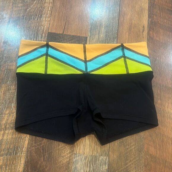 Lululemon reversible shorts 4 (5200A) - Picture 1 of 6